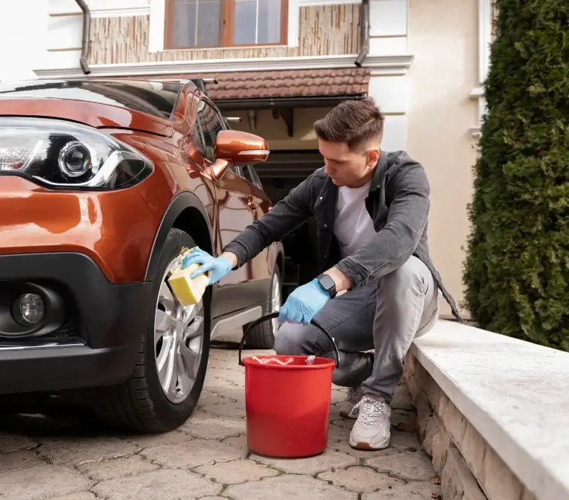 Lavage auto à domicile Le Pradal : professionnel intervenant sur un véhicule